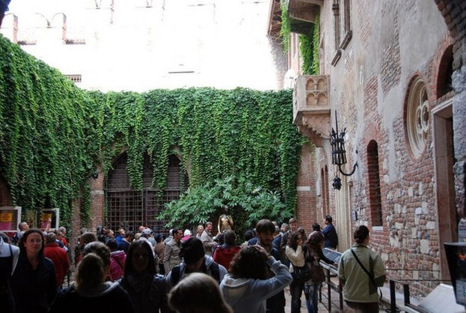 Ngôi nhà trong tình trạng bị bỏ hoang và cây cối mọc um tùm khi thành phố mua lại vào những năm 1900