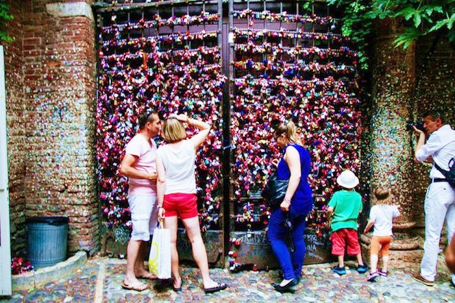 Những dòng chữ lãng mạn được du khách viết đầy trên tường nhà