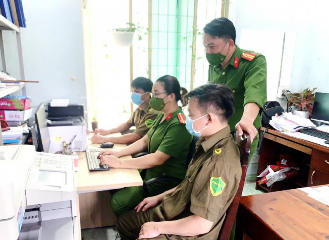 Đại&nbsp;úy Nguyễn Thị Tường Quy - Phó trưởng Công an xã Xuân Lộc cùng&nbsp;đồng&nbsp;đội tra cứu thông tin trên hệ thống cơ sở dữ liệu quốc gia về dân cư