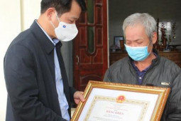 Tin tức trong ngày - Chủ tịch Thanh Hóa tặng bằng khen thanh niên cứu bé gái trong đám cháy ở Hà Nội