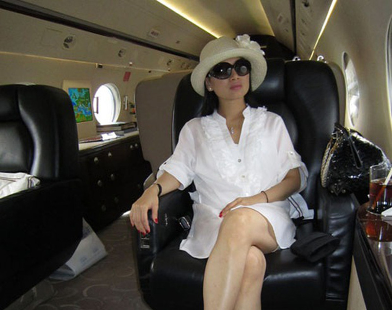 Hà Phương cùng chồng trên phi cơ của gia đình.
