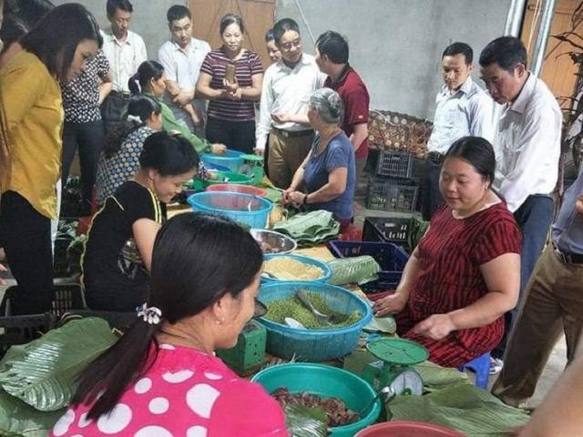Thị trường - Tiêu dùng - Độc đáo bánh chưng bản Tùy, những ngày cận Tết cơ sở xuất bán tới 6 nghìn đơn