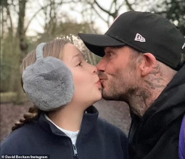 Loạt ảnh chụp thân mật giữa David Beckham và con gái Harper gây tranh cãi, vì sao thế? - 1