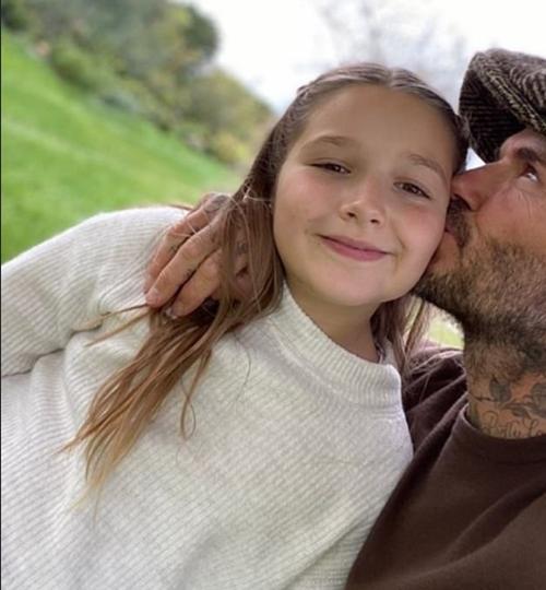 Loạt ảnh chụp thân mật giữa David Beckham và con gái Harper gây tranh cãi, vì sao thế? - 3