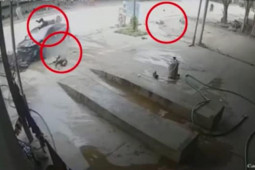 Tin tức trong ngày - Clip: Ô tô phóng nhanh gây họa tông 2 xe máy ngược chiều, hất bay 4 người