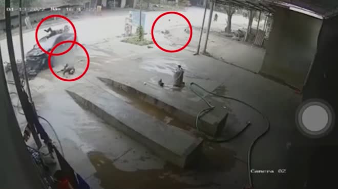 Ô tô tông 2 xe máy hất bay 4 người.
