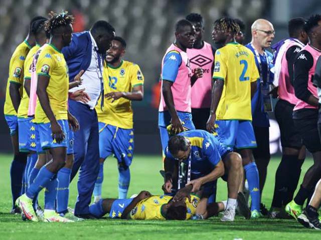 Cầu thủ Gabon nằm sân sau khi lĩnh cú đấm của&nbsp;Benjamin Tetteh