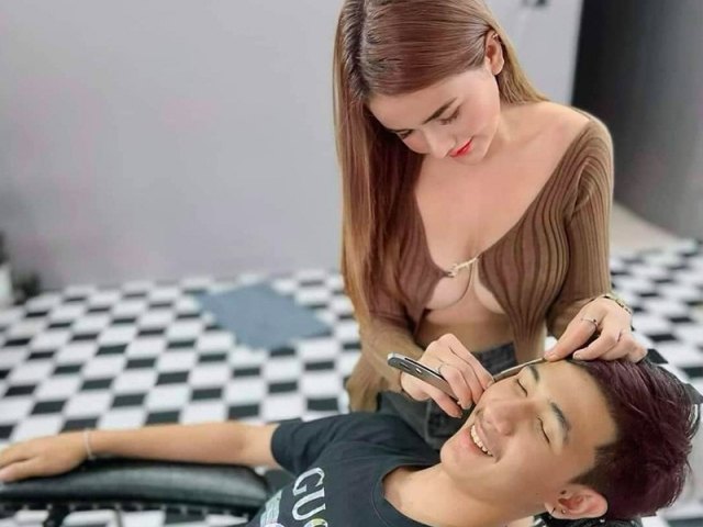 Thời trang - Nhiều cô gái Thái Lan chọn trang phục bán hàng "bắt mắt"