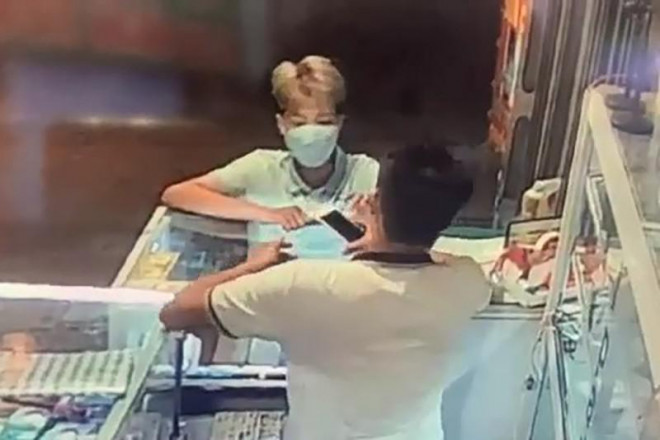 Chủ tiệm vừa đưa điện thoại ra thì cô gái đã cướp giật, bỏ chạy. Ảnh chụp từ clip