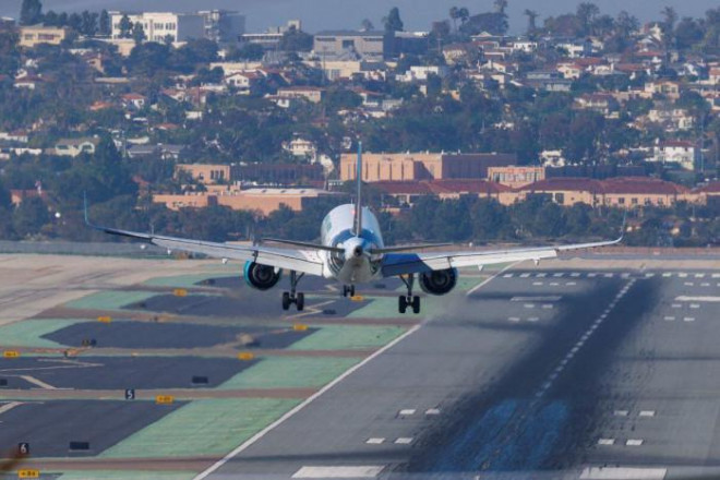 Một máy bay thương mại chuẩn bị hạ cánh xuống sân bay quốc tế San Diego. Ảnh - Reuters