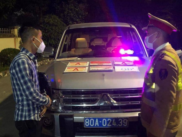 Tin tức trong ngày - Kiểm tra ô tô biển số 80A giả, phát hiện 10 phù hiệu ra vào Bộ Công an