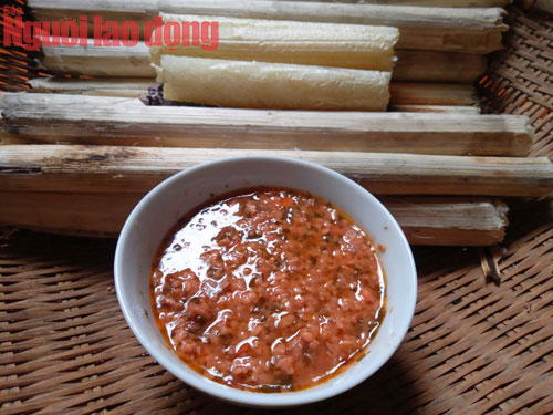 Món mắm ruộng ăn với cơm lam