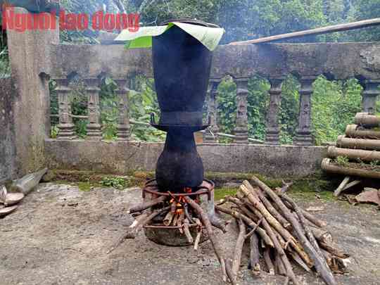 Công đoạn đầu tiên là nấu xôi