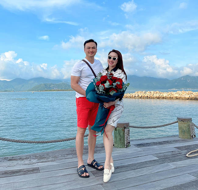 Tháng 5/2021, nữ CEO cũng hức khoe căn villa sát biển được chồng tặng ở Vũng Tàu.
