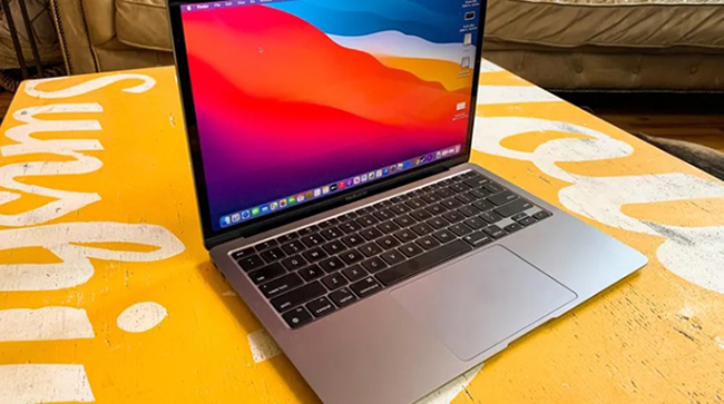 3. MacBook Air M1 2020 (giá bán từ: 28,49 triệu đồng)

Đây là đề xuất cho những người đang tìm kiếm một chiếc máy tính xách tay MacOS để sử dụng cơ bản. MacBook Air 2020 có hiệu suất tốt hơn và thời lượng pin dài hơn - lên đến 18 giờ.
