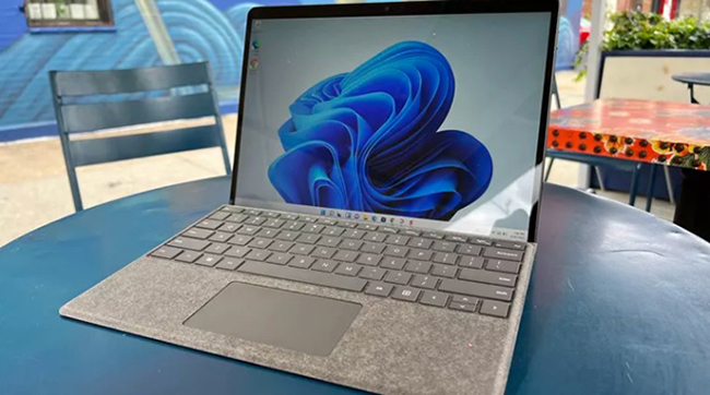 4. Microsoft Surface Pro 8 (giá bán từ 51,9 triệu đồng)

Chiếc Surface Pro có thể làm được tất cả các tính năng như một máy tính xách tay Windows. Sản phẩm có màn hình 13 inch lớn hơn, bộ vi xử lý Intel Core thế hệ thứ 11 và hai cổng Thunderbolt 4 USB-C.
