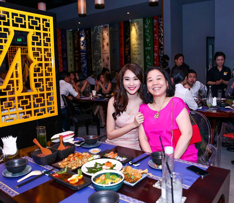 Bà và hoa hậu Đăng Thu Thảo có mối quan hệ mẹ chồng - nàng dâu tốt đẹp và 2 người thường xuất hiện trong những bức ảnh cùng nụ cười rạng rỡ.&nbsp;
