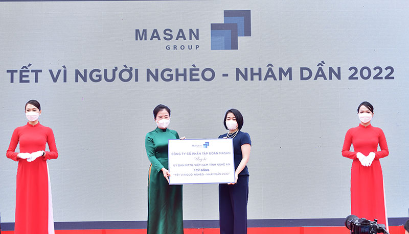 Bà Võ Thị Minh Sinh - Chủ tịch UB MTTQVN tỉnh Nghệ An nhận quà an sinh xã hội trị giá 1 tỷ đồng do Tập đoàn Masan ủng hộ