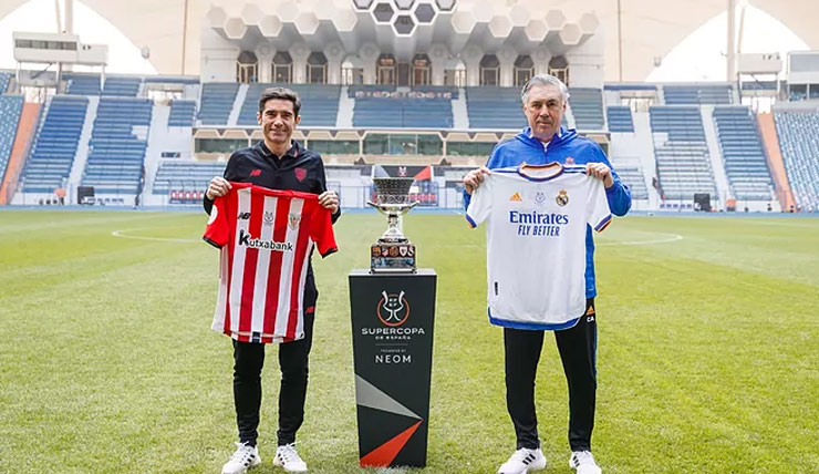 Hai HLV Marcelino García Toral (Athletic Bilbao, trái) và Carlo Ancelotti (Real Madrid) chụp ảnh trước trận chung kết tranh Siêu cúp Tây Ban Nha 2021 trên đất Saudi Arabia