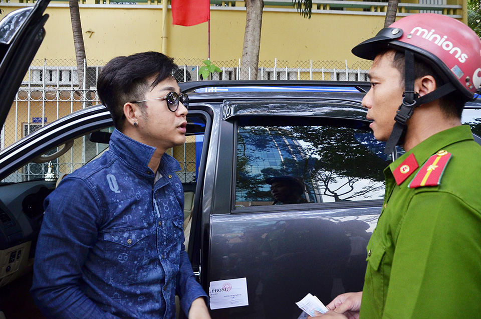 Xe của Quách Tuấn Du bị cẩu về phường vì đỗ sai quy định