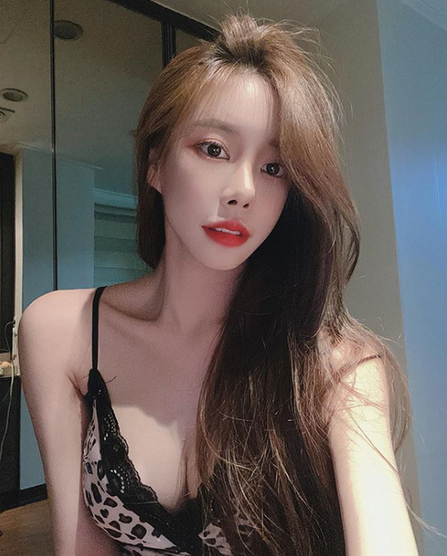 Giờ đây cô thường xuyên khoe hình ảnh sexy trên trang cá nhân và hoạt động làm streamer nổi tiếng.
