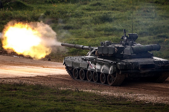 Xe tăng Nga khai hỏa trong một cuộc tập trận quân sự.