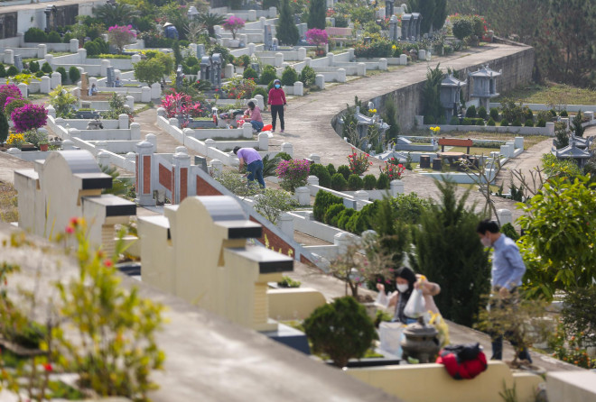 Người dân khi đến thắp hương, tảo mộ tại Công viên nghĩa trang Lạc Hồng Viên (Hoà Bình) trong những ngày này đều phải thực hiện các biện pháp phòng chống dịch Covid-19