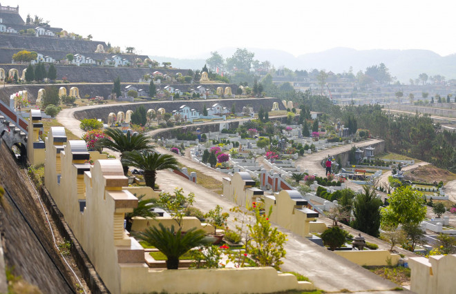 Dù thời điểm còn khá sớm để tảo mộ, song nhiều người dân lo ngại dịch Covid-19 nên đã tranh thủ mời gia tiên về đón Tết sớm