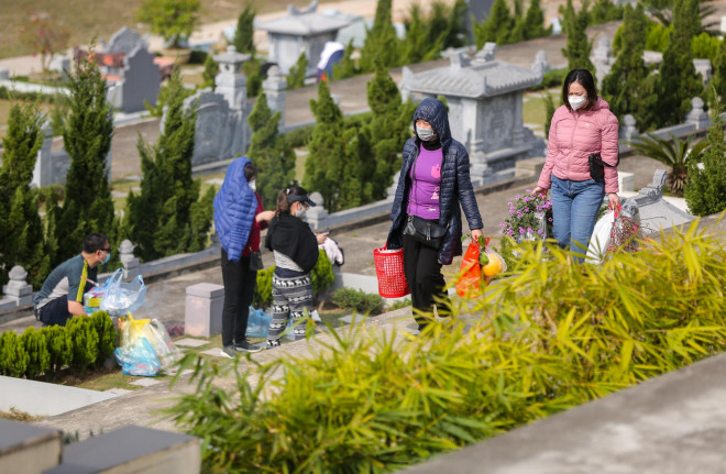 Người dân nườm nượp mang đồ lễ đến thắp hương tổ tiên