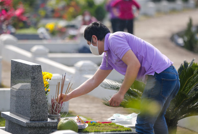 Những hành động, việc làm tuy đơn giản nhưng lại mang ý nghĩa sâu sắc thể hiện lòng biết ơn và sự thành kính đối với ông bà tổ tiên