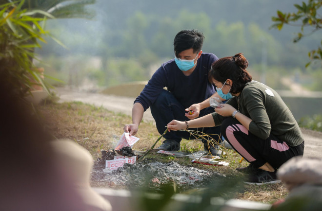 Thời gian dâng lễ, thắp hương được những người ở đây thực hiện nhanh gọn, không tập trung đông người để tránh lây lan dịch Covid-19