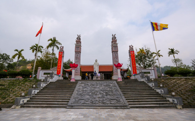 Chùa Kim Sơn Lạc Hồng thuộc chuỗi các công trình tâm linh của dự án Công viên Nghĩa trang Lạc Hồng Viên