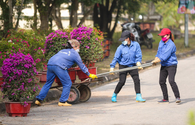 Bên cạnh dòng người đi tảo mộ, những nhân viên tại nghĩa trang cũng đang dọn dẹp, xây sửa cho cảnh quan nơi đây luôn sạch đẹp...