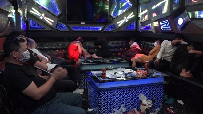 Thời điểm lực lượng Công an kiểm tra hành chính quán karaoke KTC.