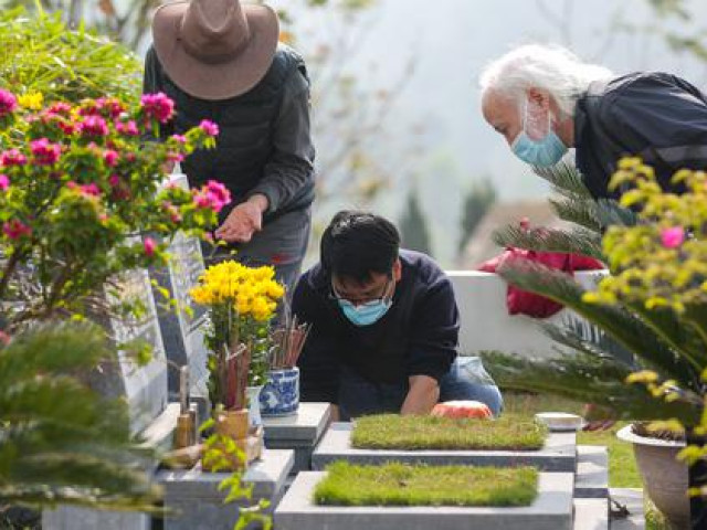 Tin tức trong ngày - CLIP: Người dân Thủ đô vượt hàng chục km đi tảo mộ