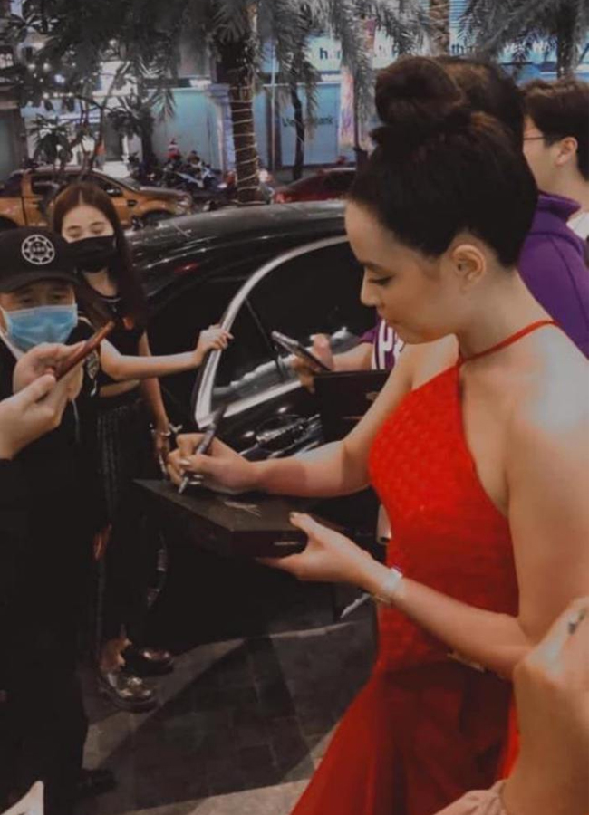 Hoàng Thùy Linh từng bị lộ bắp tay to vì diện yếm cách tân. Hình ảnh này của cô được fan chụp lại khi cô đang ký tên cho người hâm mộ.
