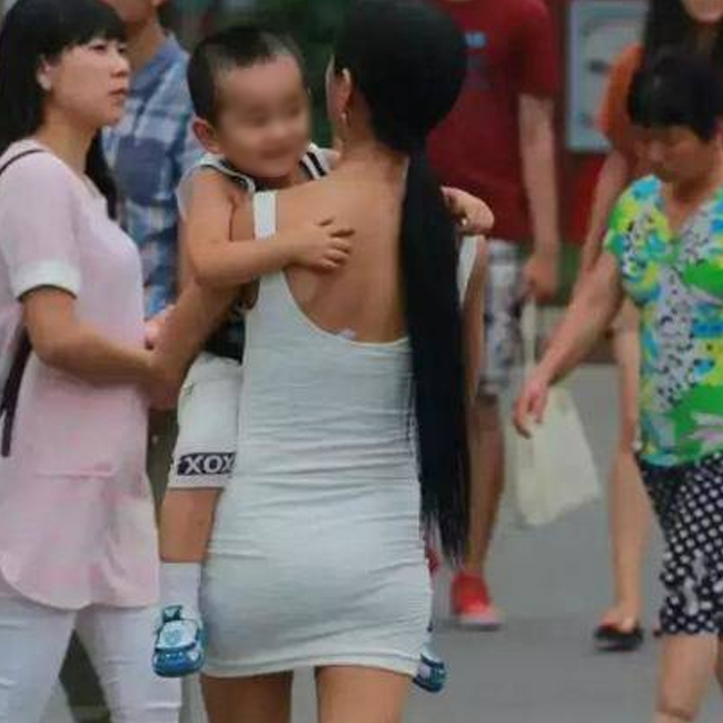 Đối với trẻ đang ở tuổi vị thành niên, các mẹ thường xuyên mặc đồ ngắn, hở trước mặt con&nbsp;dễ khiến chúng có những nhận thức mờ nhạt về giới tính.
