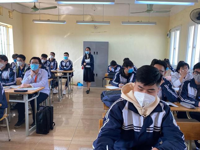 Học sinh lớp 12 Hà Nội đi học trực tiếp đầu tháng 12/2021. Ảnh: Quỳnh Anh
