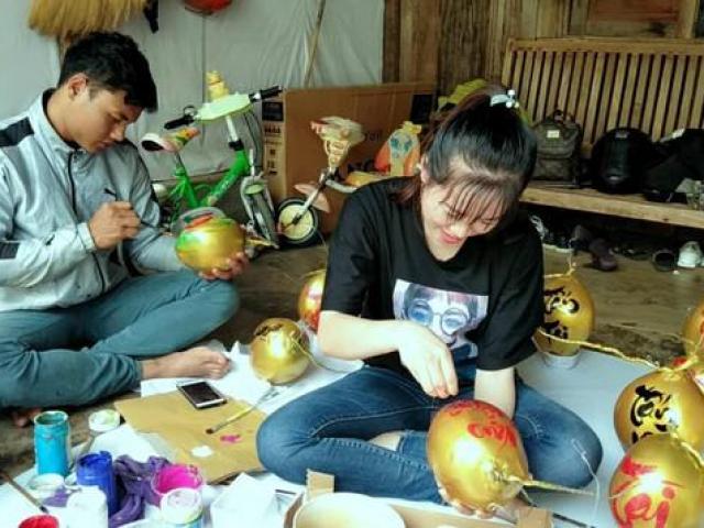 Bạn trẻ - Cuộc sống - Dừa thư pháp của nhóm bạn trẻ Êđê hút khách dịp Tết