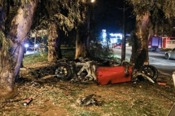 Thế giới - Vừa mua siêu xe Ferrrari, doanh nhân giàu có lái được 3km thì chết thảm