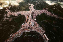 Du lịch - Thị trấn có hình dáng kỳ lạ, không ai dám tin là có thật