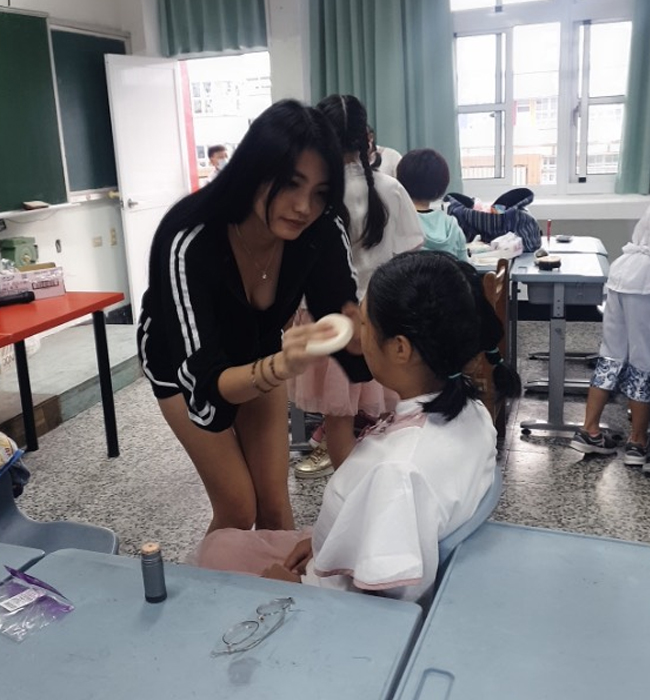 Trên mạng xã hội Trung Quốc&nbsp;lan truyền khoảnh khắc&nbsp;một người mẹ trẻ, tên là&nbsp;Wen Lingxiao,&nbsp;dẫn con đi thi văn nghệ nhưng gây chú ý bởi trang phục ngắn khi xuất hiện trước mặt nhiều phụ huynh và các học sinh khác.
