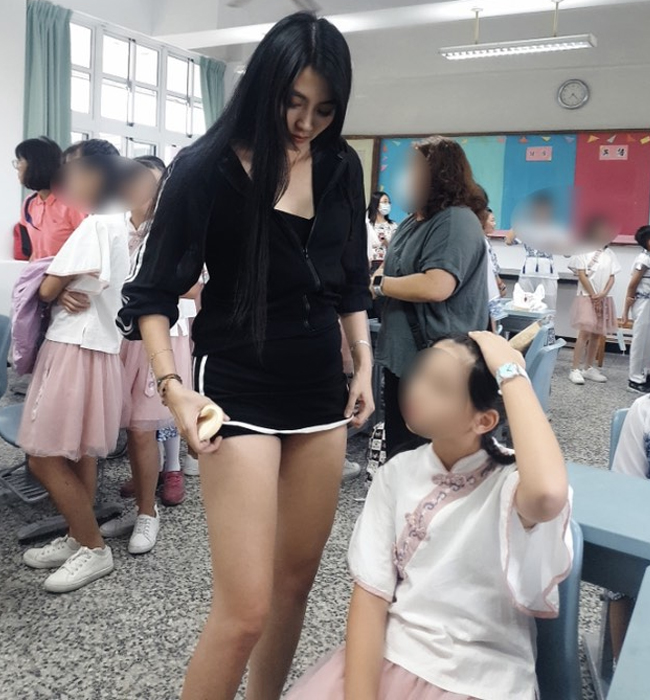 &#34;Điều này không liên quan đến sành điệu, chỉ đơn thuần là cách ăn vận&nbsp;phù hợp trước mặt trẻ nhỏ. Yêu cầu về sự chỉn chu, gọn gàng&nbsp;hoàn toàn khác biệt với việc diện đồ&nbsp;cầu kỳ, diêm dúa&#34;,&nbsp;một phụ huynh khẳng định.
