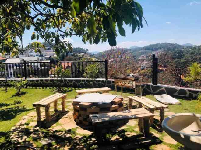 Trong khuôn viên có góc trang bị bếp nướng ngoài trời để tổ chức tiệc BBQ vào những ngày thiết tiết đẹp.