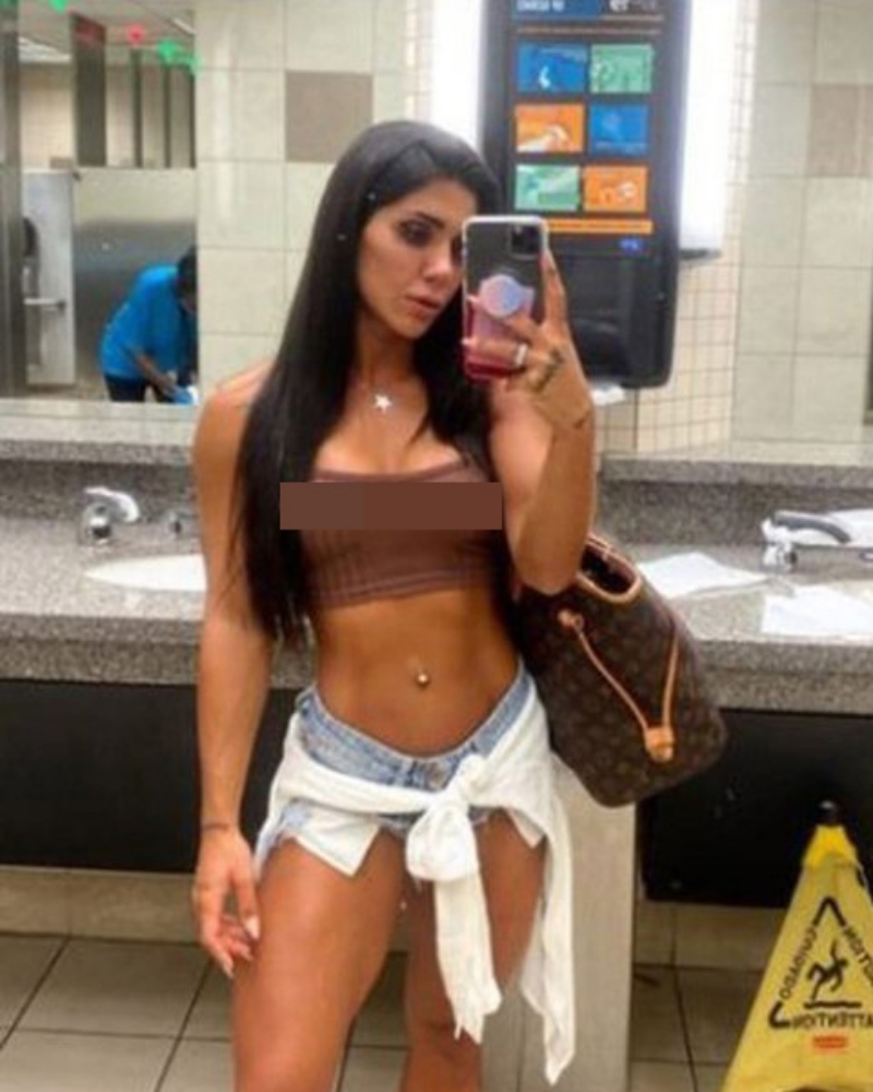 Deniz Saypinar mặc áo croptop không nội y cùng quần hot pants khi đi máy bay.