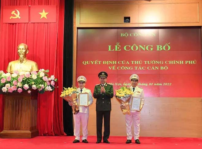 Bộ trưởng Tô Lâm trao Quyết định bổ nhiệm chức vụ Thứ trưởng Bộ Công an đối với Thiếu tướng Lê Văn Tuyến và Thiếu tướng Nguyễn Văn Long - Ảnh: Bộ Công an