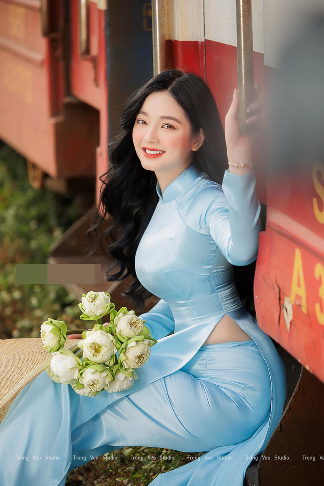 Quỳnh Trâm (sinh năm 1995) nổi tiếng bởi hàng loạt bộ ảnh diện áo dài đẹp ngây ngất. 
