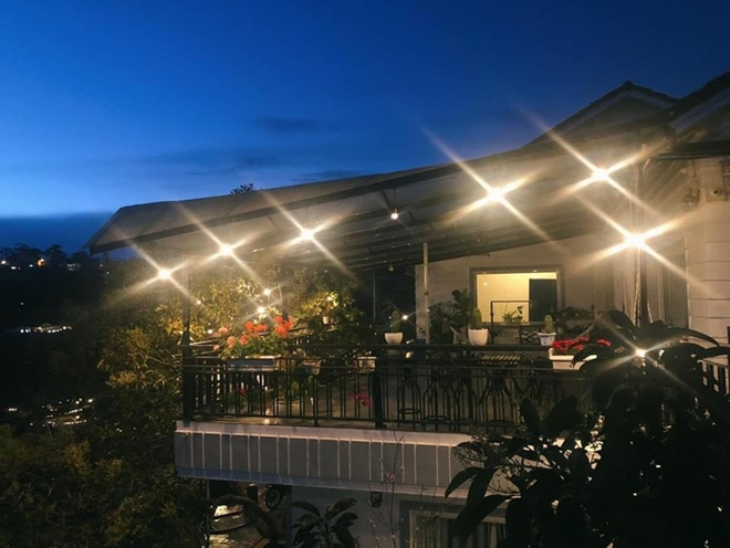 Khung cảnh dinh thự khi về đêm trông vô cùng lộng lẫy và ấm áp.