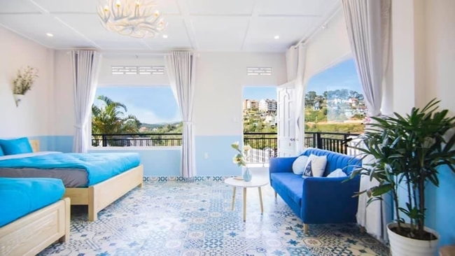 Không gian phòng ngủ với tông màu trắng - xanh tạo cảm giác mát mẻ, thư giãn.