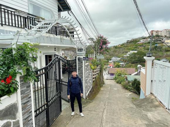 Hồ Việt Trung đến tham quan cơ ngơi của Nguyên Vũ. 